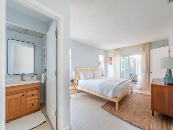 Luxurious Coastal Retreat in Sarasota - 4-Bedroom Home with Pool